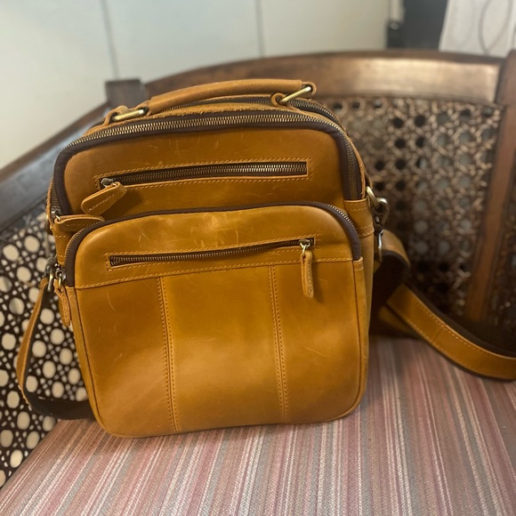 Elegant Brown Leather Messenger Bag for Men - Picture 2 of 16